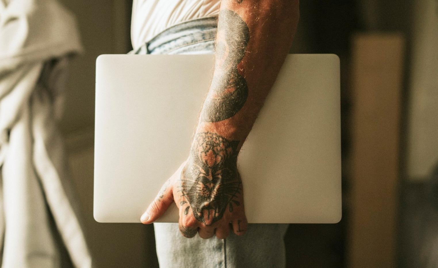 Studenti che lavorano su progetti di modellazione 3D in laboratorio