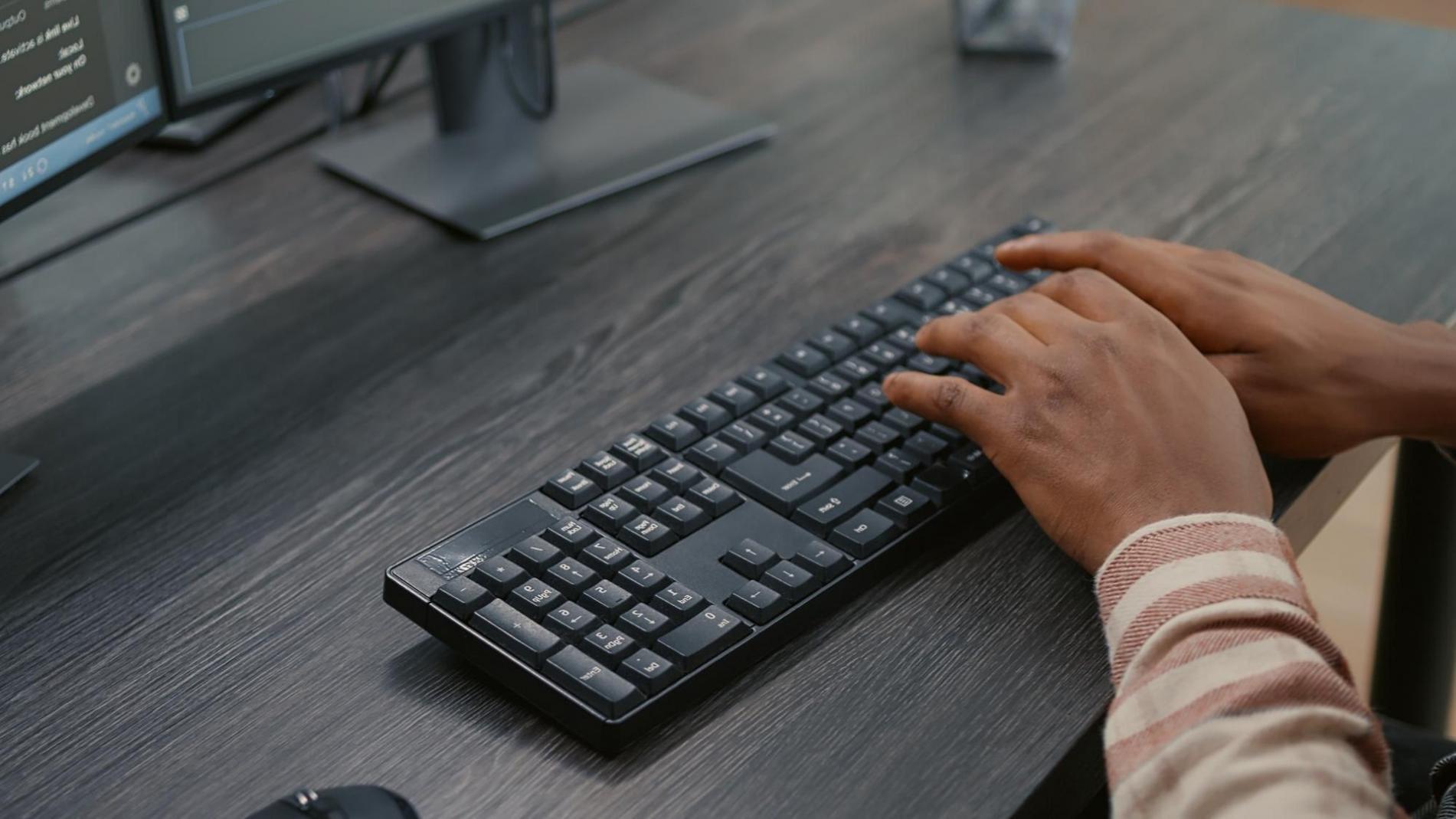 Studente che lavora su dettagli di texture