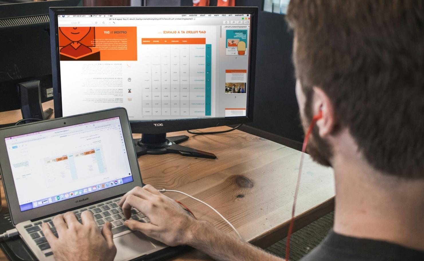 Workspace con monitor che mostrano modelli 3D in sviluppo