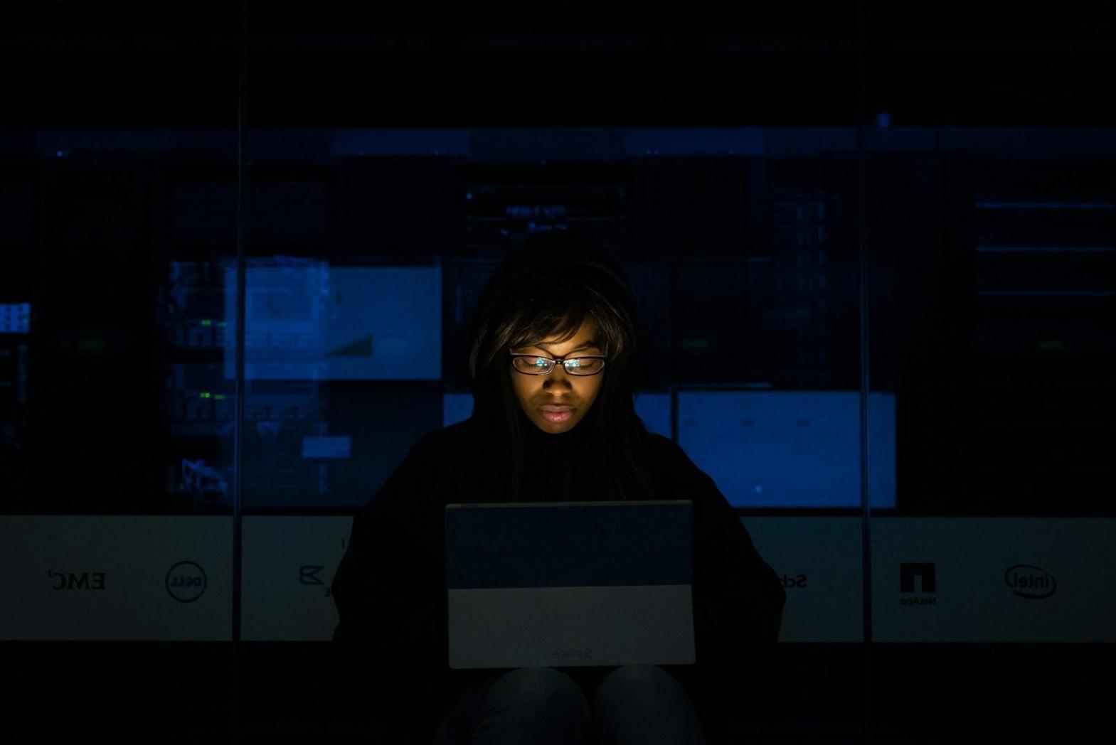 Studente che lavora su modellazione 3D per videogiochi